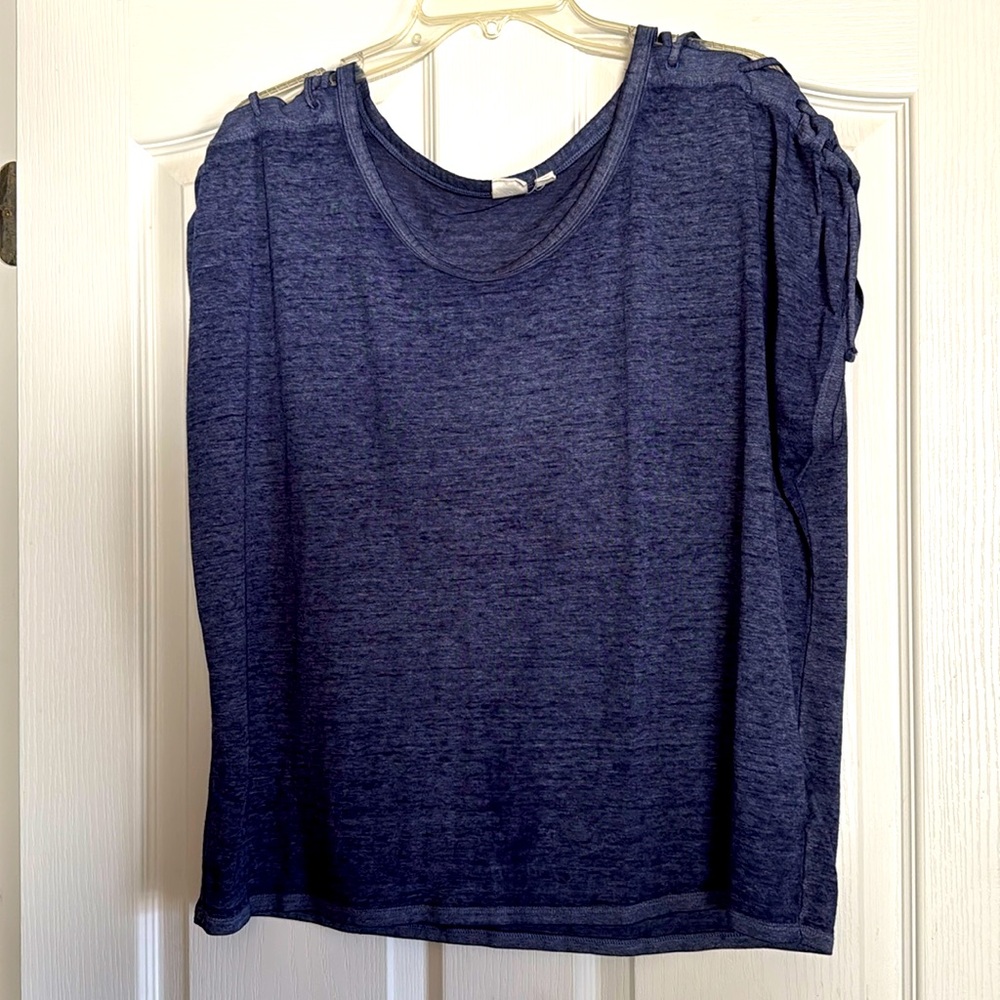 Women’s heathered blue top
Gap XL